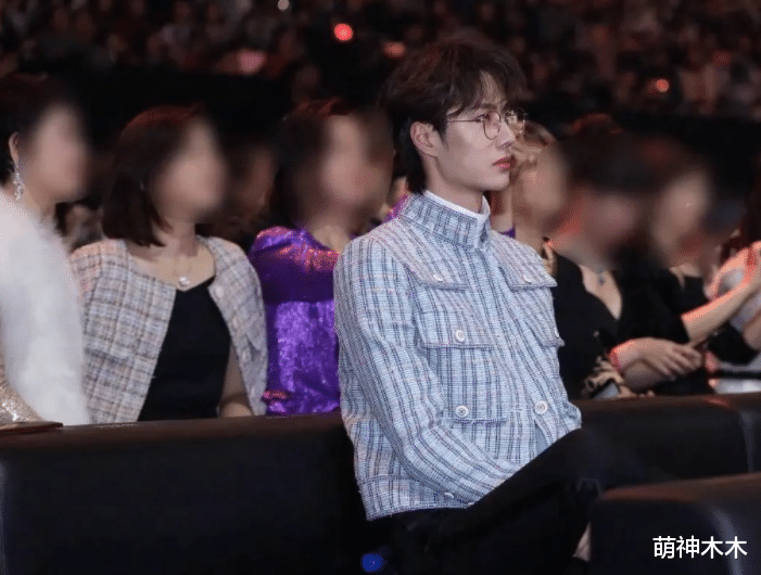 王一博|王一博现身《这街》直播,本人发腮变壮,室内穿毛衣还是女款