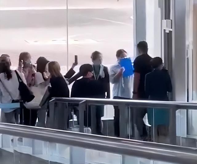 王一博|王一博现身北京,心情沮丧低头走出机场,《长空》撤档他也很难过