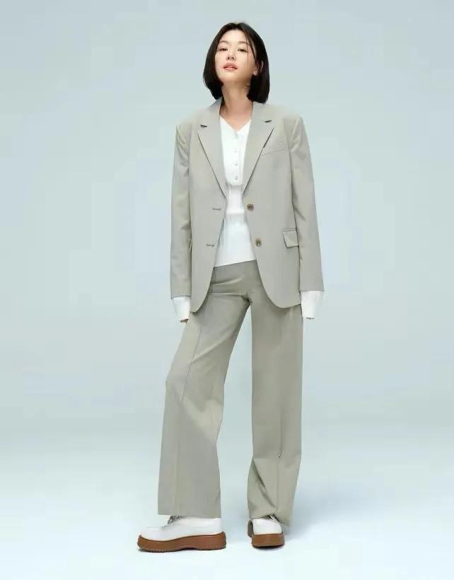 全智贤|全智贤带儿子外出玩耍！头发油得打柳弯腰驼背，儿子帅脸太随妈妈