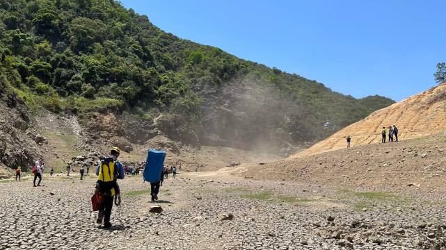 关咏荷|57岁关咏荷消瘦现身，因弟弟爬山坠亡大受打击，张家辉担忧不已