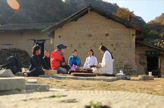 男子隐居深山10年,与女弟子结婚,多人前来拜师,今妻子负责授徒