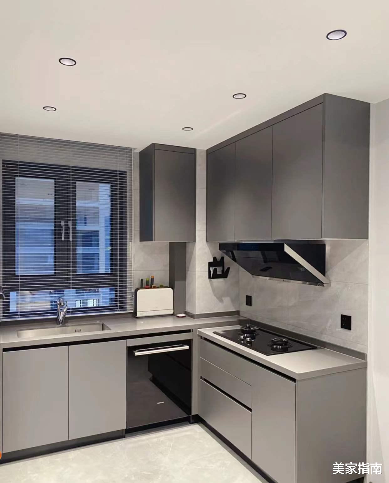 厨房吊顶选石膏板，还是铝扣板？我装过两套房子，来说说有啥区别