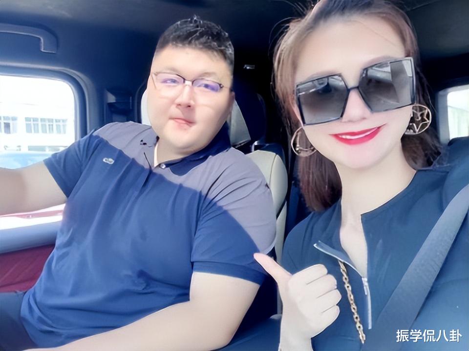 网红猴哥带粉丝淘二手车遭车商围攻,向对方鞠躬致歉:下跪都行!