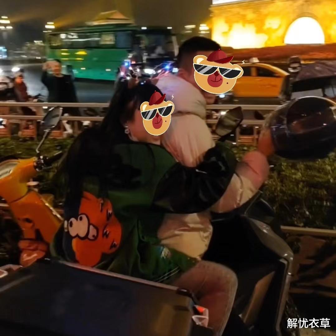 西安一女子为情所困,精神失常,街头强吻异性