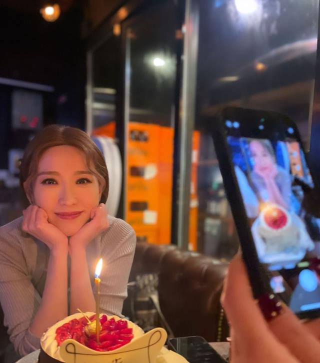 姚子羚|姚子羚出完差回家好友为其庆生陈山聪黄智雯胡定欣开心为其庆祝