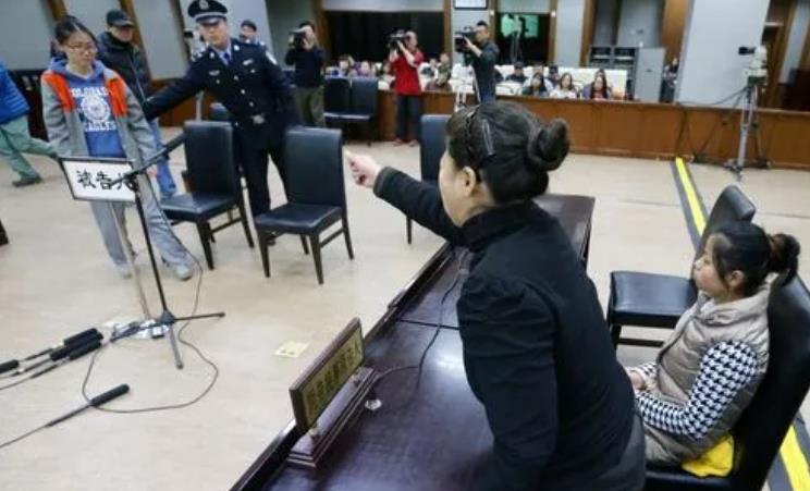 案例:豪车女司机拒交30元停车费撞死收费员,连累父亲也坐牢