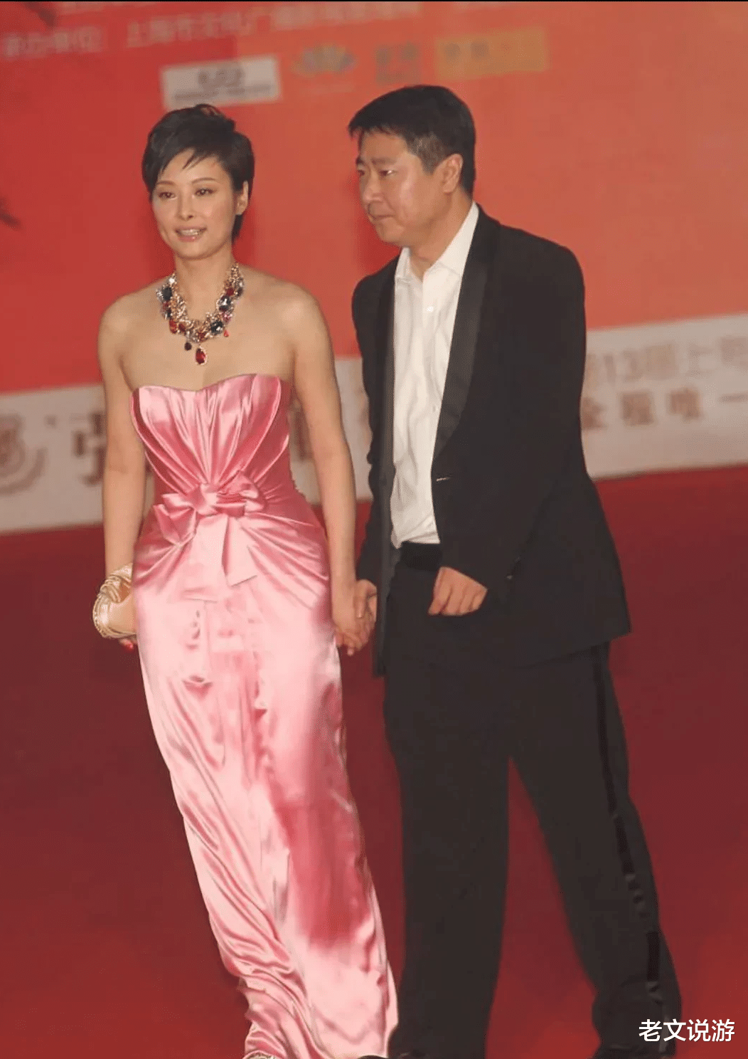 袁立|袁立昔日和博纳老总于东牵手走红毯！她穿紧身红裙大秀饱满身段