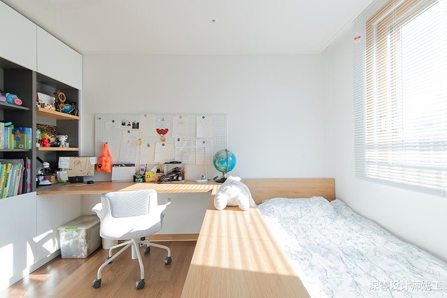 8㎡儿童房怎么装?不妨试试榻榻米+衣柜+书桌设计,1㎡都浪费不了
