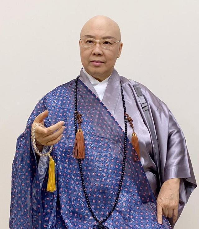 费玉清|费玉清姐姐:19岁出道当艳星,亲手捧红两个弟弟,39岁当尼姑