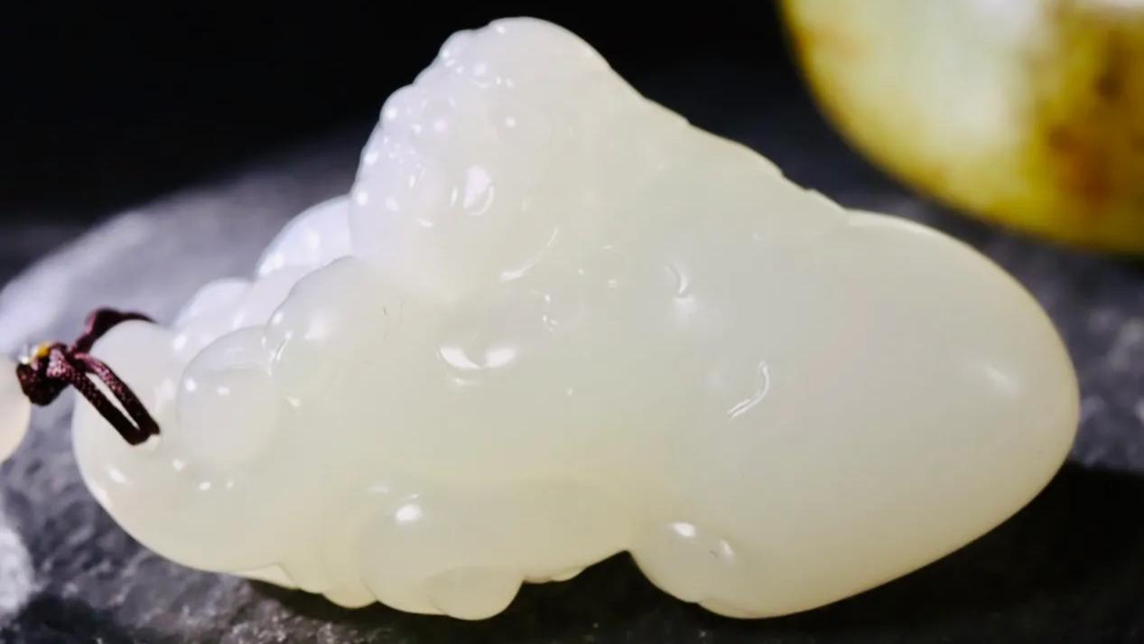 |最接近羊脂的老熟料！和田玉“荔枝肉”！