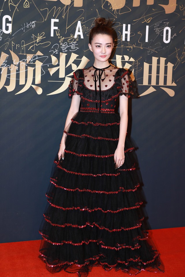 徐璐|徐璐这造型很有“女仆感”，红黑纱裙走暗黑路线，但显得腿好长啊