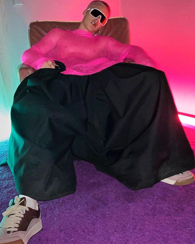 粉色|贝克汉姆17岁小儿子首登封面！一头粉色头发太吸睛，大秀6块腹肌