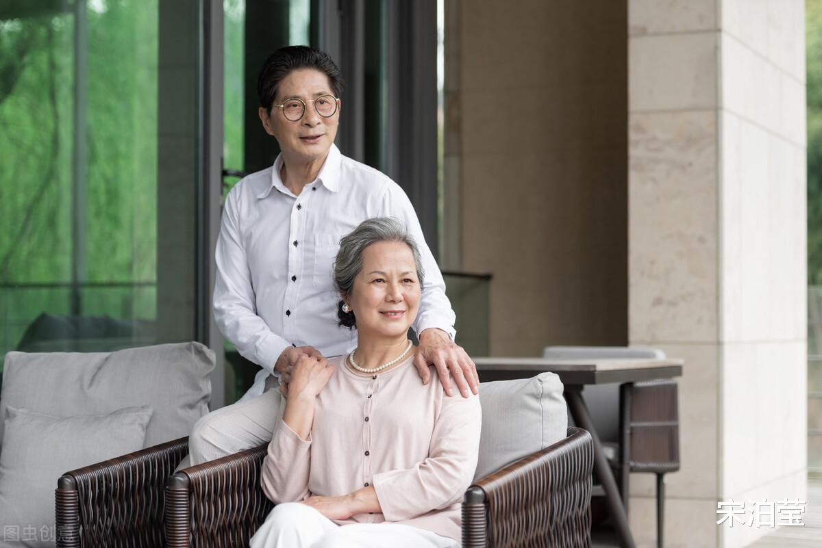 45岁男保姆坦言,女雇主每月给我8000工资,却让我每晚给她洗脚