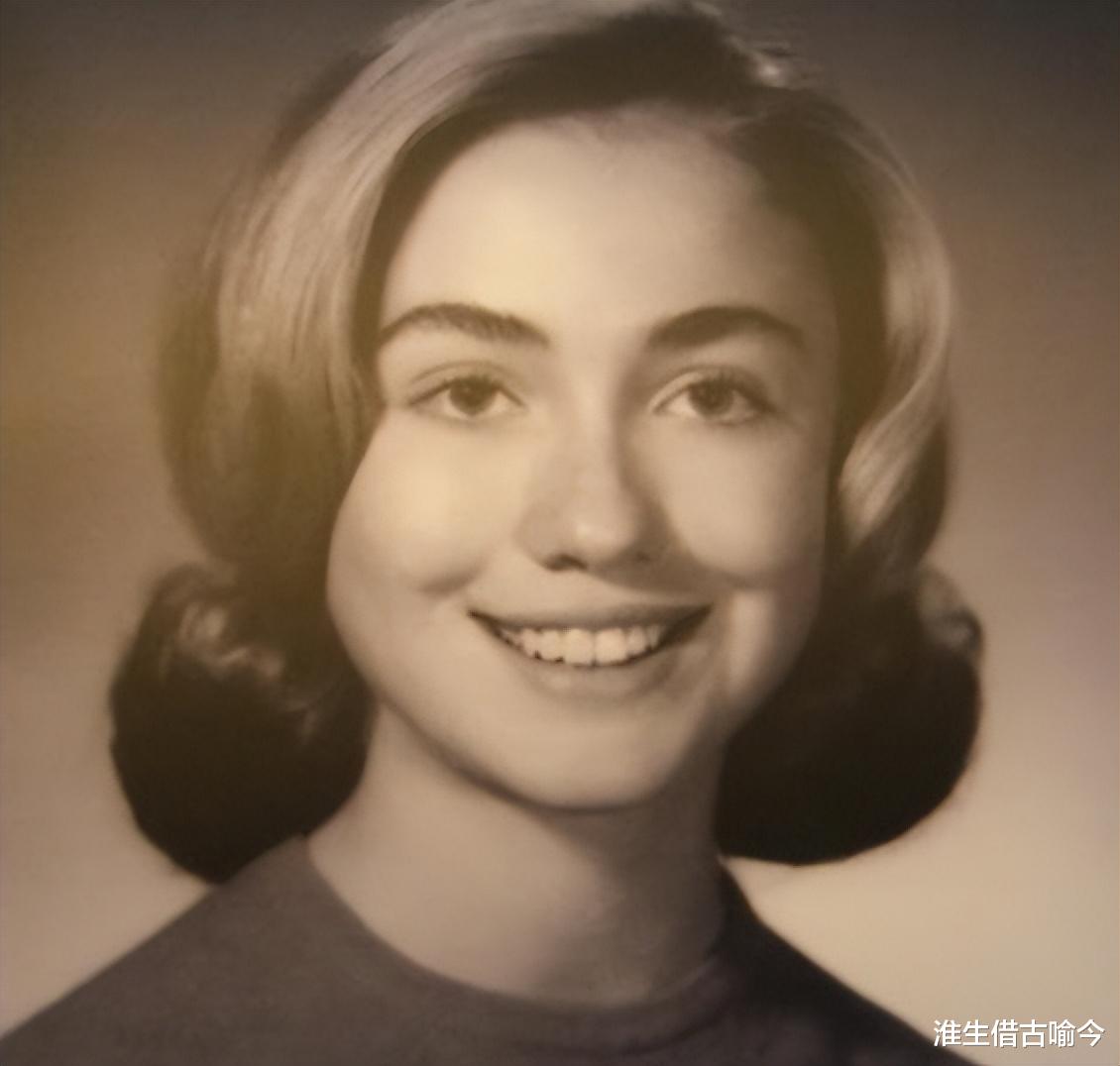 希拉里|希拉里年轻时靠美貌征服克林顿,如今74岁走红毯好臃肿,成胖大妈