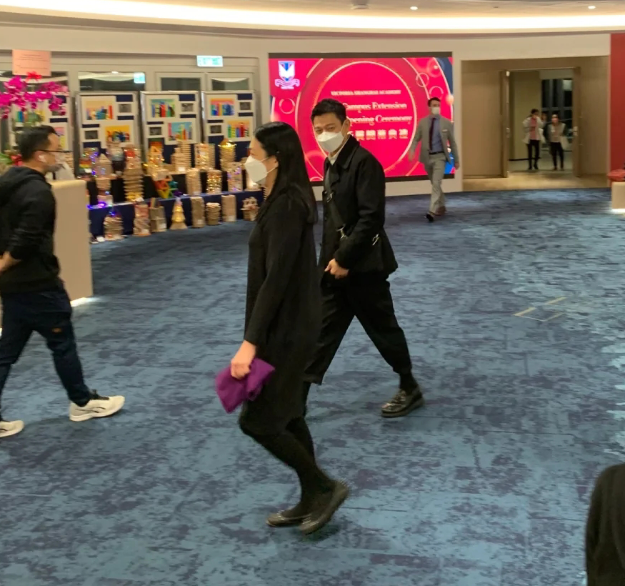 刘德华|刘德华朱丽倩恩爱合体，穿情侣装观看10岁女儿演出，口碑爆赞