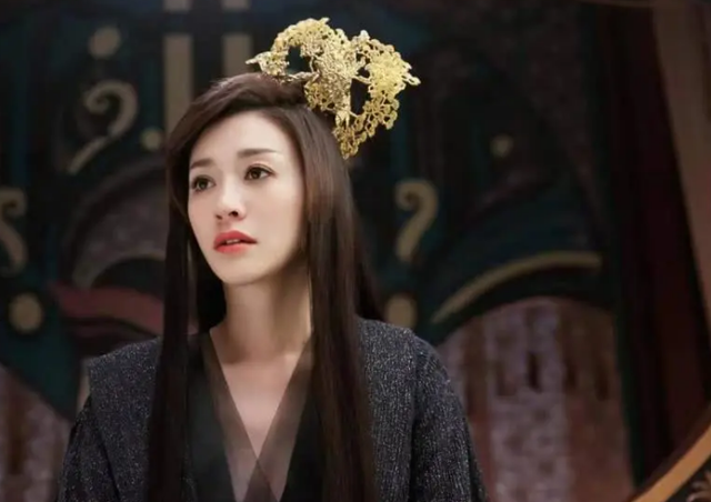 李小冉|46岁李小冉现身机场！穿白色薄背心阳光迷人，一双筷子腿太抢眼