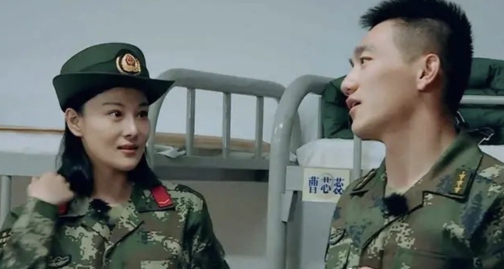 张馨予|张馨予罕见秀恩爱，用口红在何捷手上画爱心，十指相扣庆祝结婚四周年