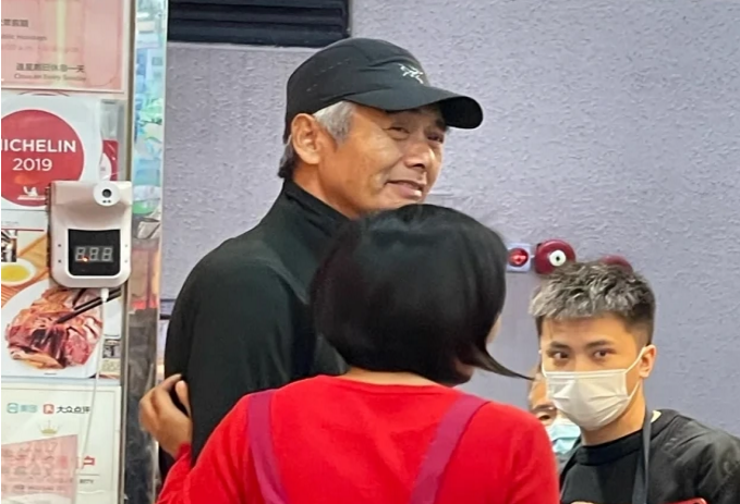 周润发|66岁周润发爬山遇野猪！眼角皱纹爬满显苍老，现场杂乱一地枯树叶