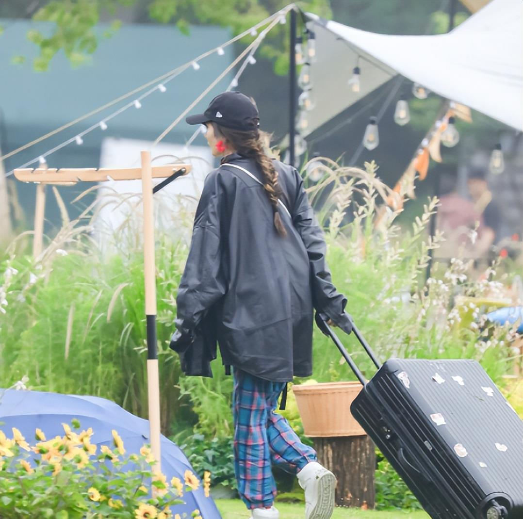 杨幂|杨幂穿吊带身材太辣！胸口露一片白净皮肤，手拉巨大箱子十分卖力