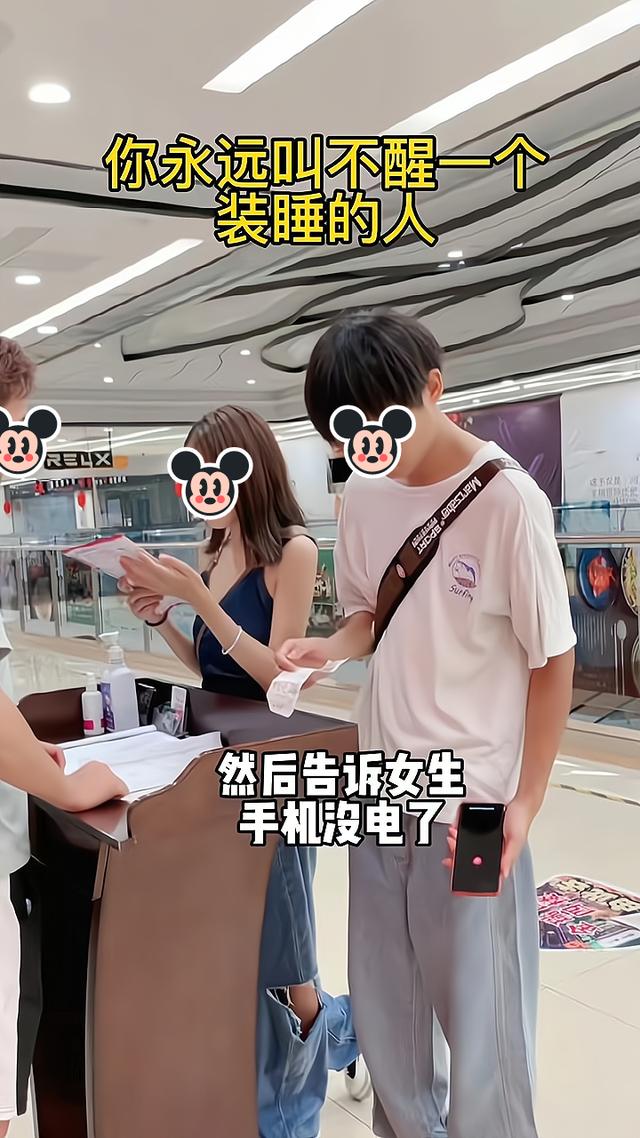 一女子与男友去吃大餐,买单时男友嫌太贵,她掏出手机豪爽买单