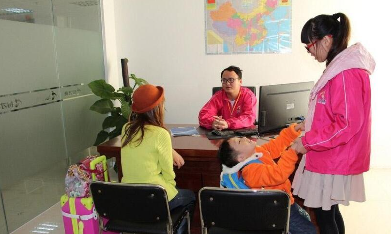 孩子在超市喝饮料拿空瓶结账,老板要求10倍赔偿,妈妈反击很高明