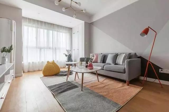 大多人家的客厅阳台不在晒衣服了,而是做了这样的改造,实用美观