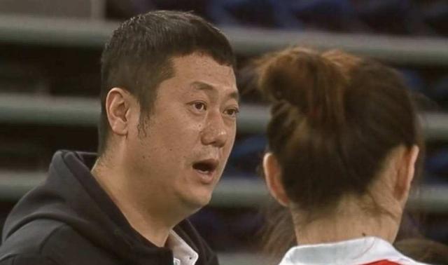 女排主帅爆粗口骂球员！满口脏话令人无语，网友：能力差脾气不小