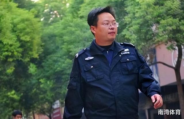 保安|曾经的理科状元清华高材生，因走错一步回乡做保安，从不去同学会