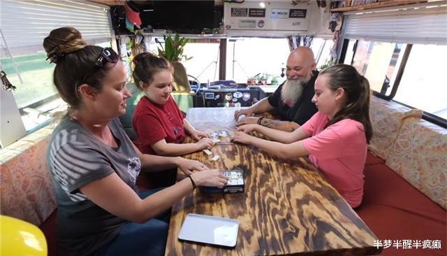 房车|一家四口低价买下废弃公交车，挤在26㎡面积中，一住就是4年