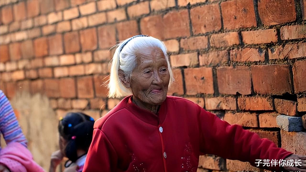 48万拆迁款都给儿子,9旬老太饿得皮包骨头,儿子:不忍心她受苦