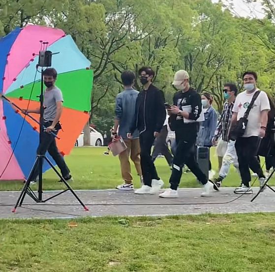 任嘉伦|宁波:任嘉伦风景区拍戏,身材瘦弱不像33岁,女粉丝站成一排拍摄