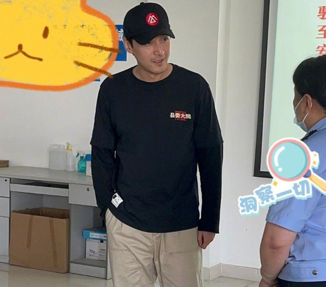 胡歌|胡歌近况曝光，不好好拍戏，竟被网友偶遇考驾照？