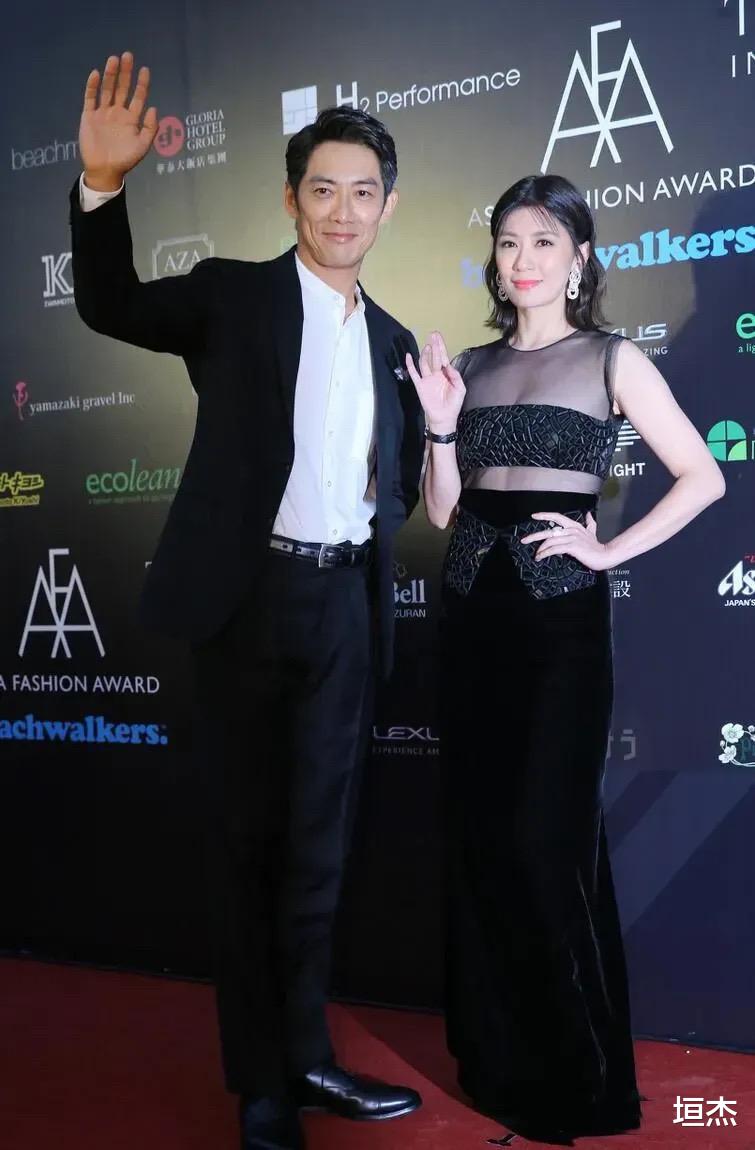 贾静雯|贾静雯挺会扮嫩,穿“清凉裙”甜美又吸睛,与小9岁老公好般配