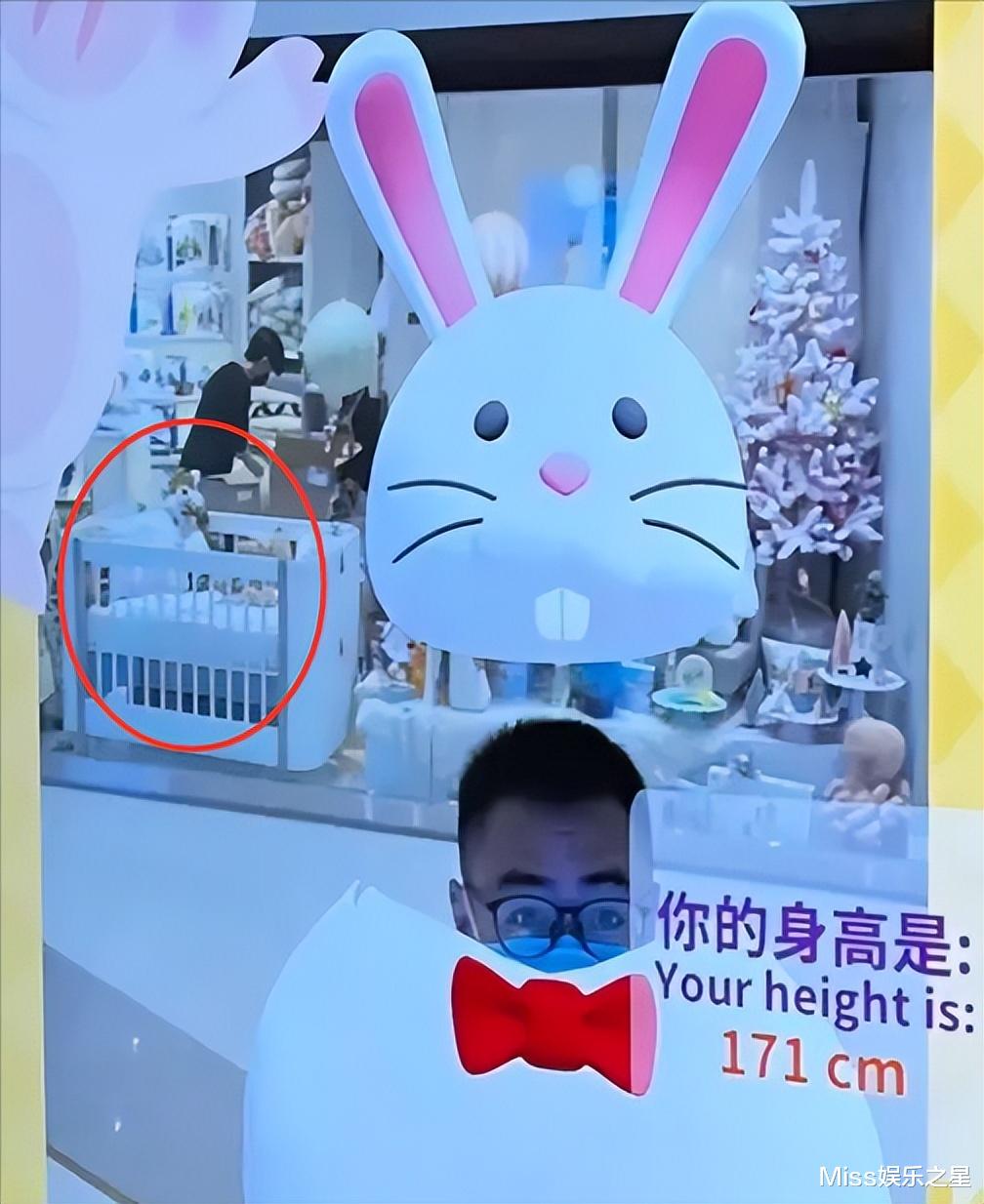 刘鸣炜|甘比疑似要当奶奶，刘鸣炜现身母婴店自拍，被猜测要有孩子了