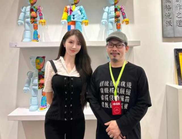 王君馨|黄晓明与绯闻女友现身画展,女方神似杨颖,好身材一览无遗