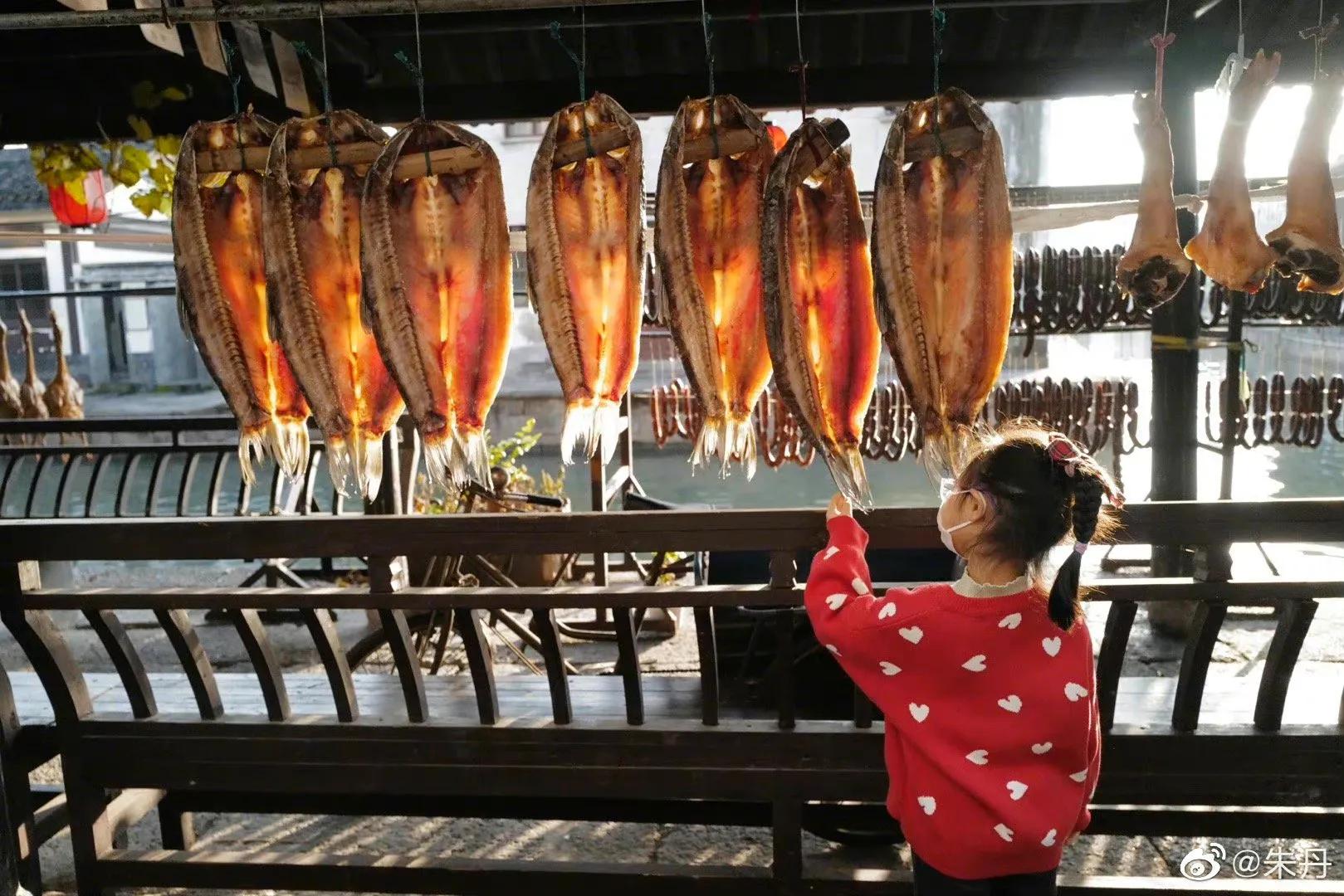 朱丹|朱丹带俩孩子回老家感受年味,画面温馨惬意,5岁女儿清秀甜美