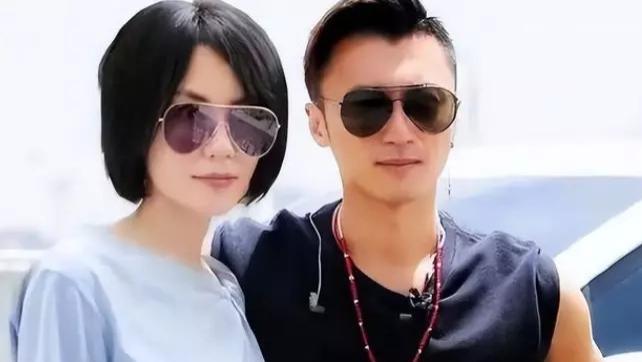 王菲|?王菲滑雪秀恩爱后露面！穿吊带撇嘴挑眉引争议！