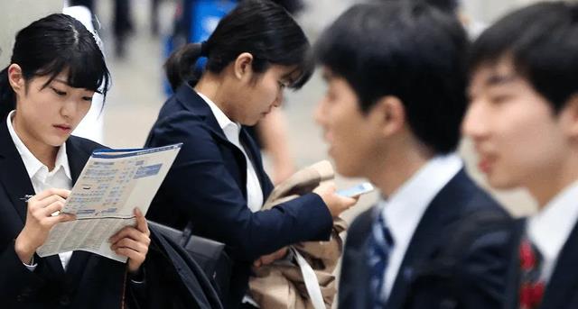 加班费|“集体摆烂”悄然兴起,工资下调员工不满,领导无奈:想联系都难