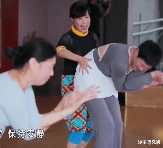 杨超越|沈腾陪岳母练瑜伽，自嘲穿紧身女装没尊严，做高难度动作逗笑教练
