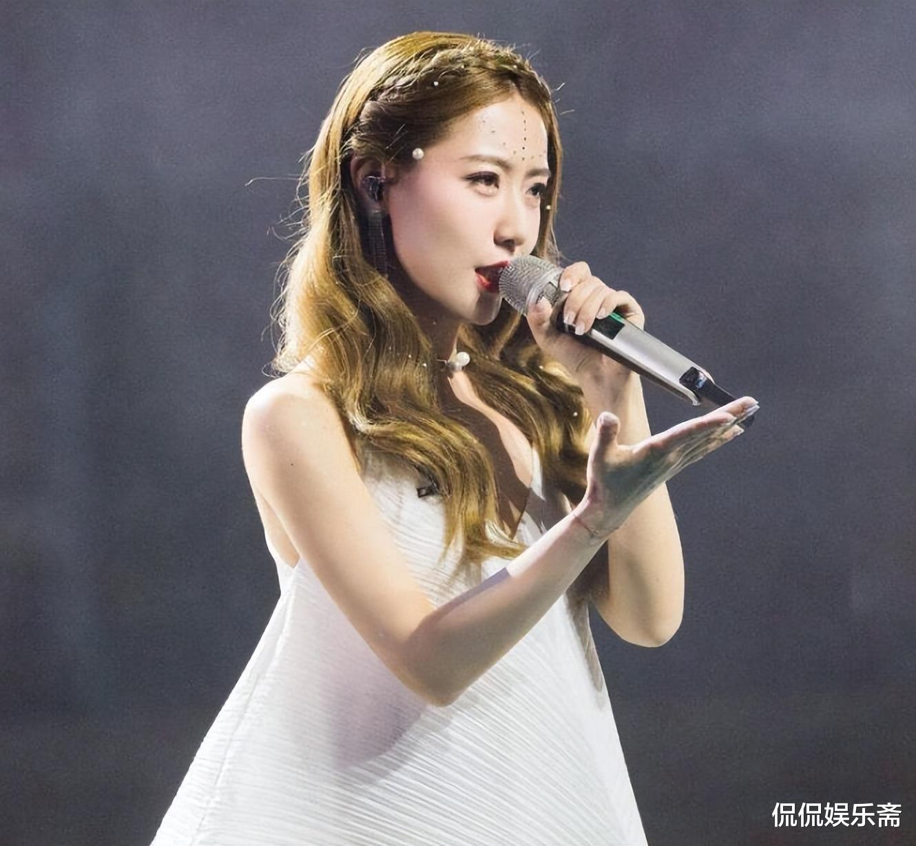 白冰|白冰:被取向成谜的渣男伤透了心,离婚后复出,努力做个坚强妈妈