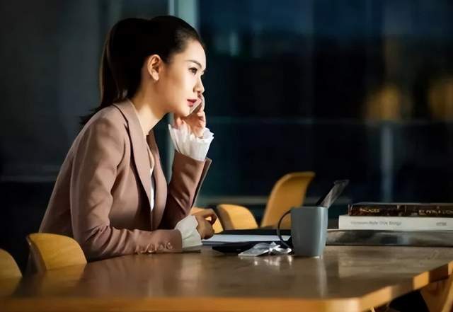 教师|北大硕士为了30万年薪，选择到大城市里当老师，现如今后悔了