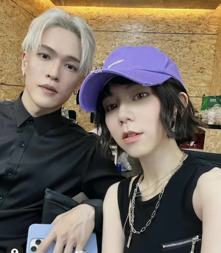 曹雨|邓紫棋晒合照为男友庆生,两人歪头紧靠秀恩爱,Mark噘嘴卖萌超甜