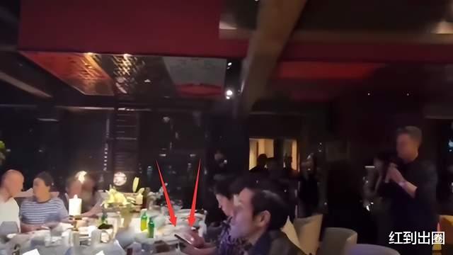 向华强|向华强全家赴高级晚宴，葛优罕见露面精神足，64岁阎维文当场献唱