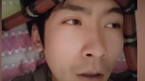 小伙高烧不退，顺手拿宠物蛇来降温：养你3年，终于派上用场了
