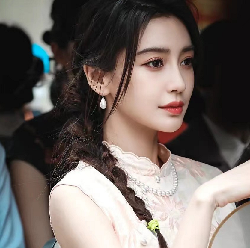 赵今麦|Baby不愧是颜霸!新路透穿紧身开叉旗袍美成民国小娇妻,离婚后绝美