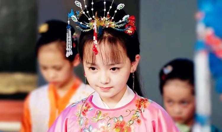 小戏骨红楼梦|红楼白蛇小戏骨今昔对比:小宝钗尴尬小熙凤美飒,小素贞脸更尖了