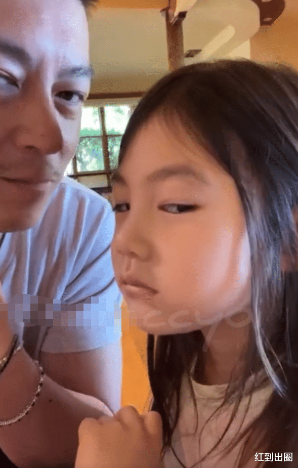 陈冠希|陈冠希带娃直播引热议！胡子拉揸略显老气，和5岁女儿嘴对嘴亲吻