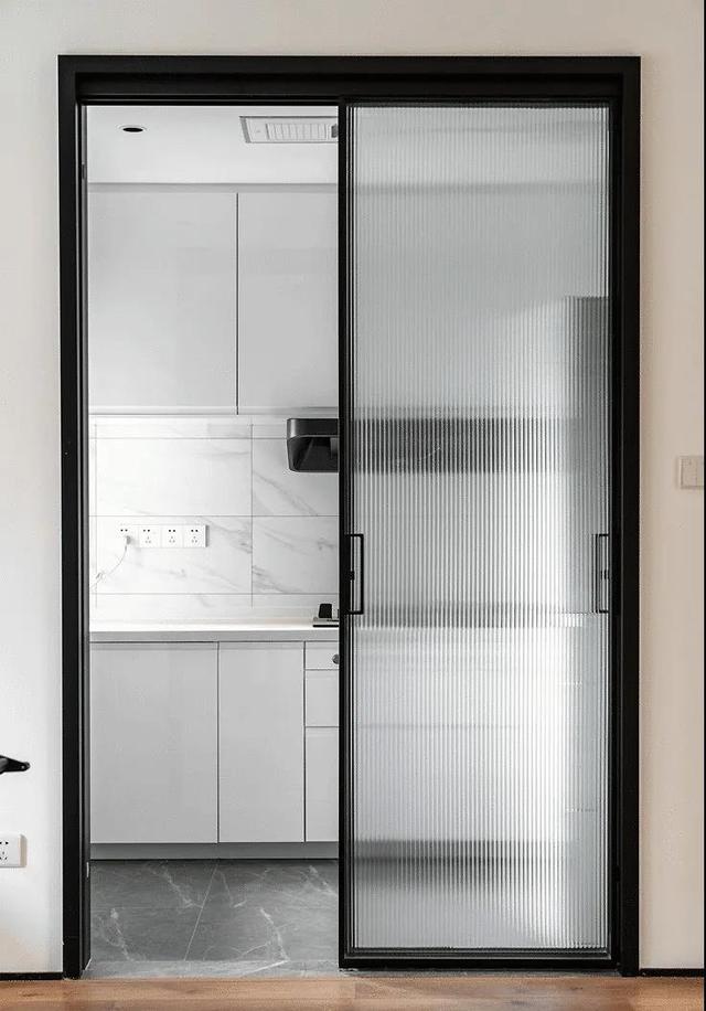 84㎡三居室,客厅不放老三样,改做藏书阁+游乐室,生活更有趣!