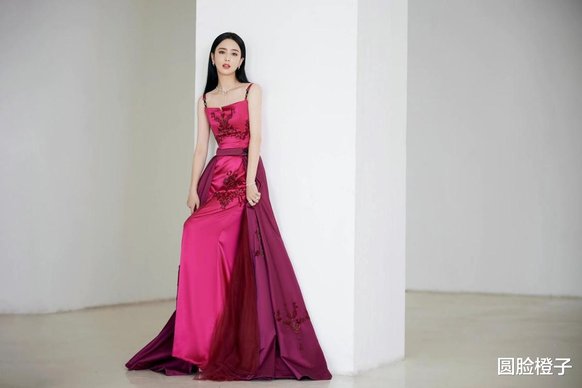 佟丽娅|佟丽娅身形好挺拔,一身玫红色礼服裙靓丽明艳,一头黑发宛如瀑布