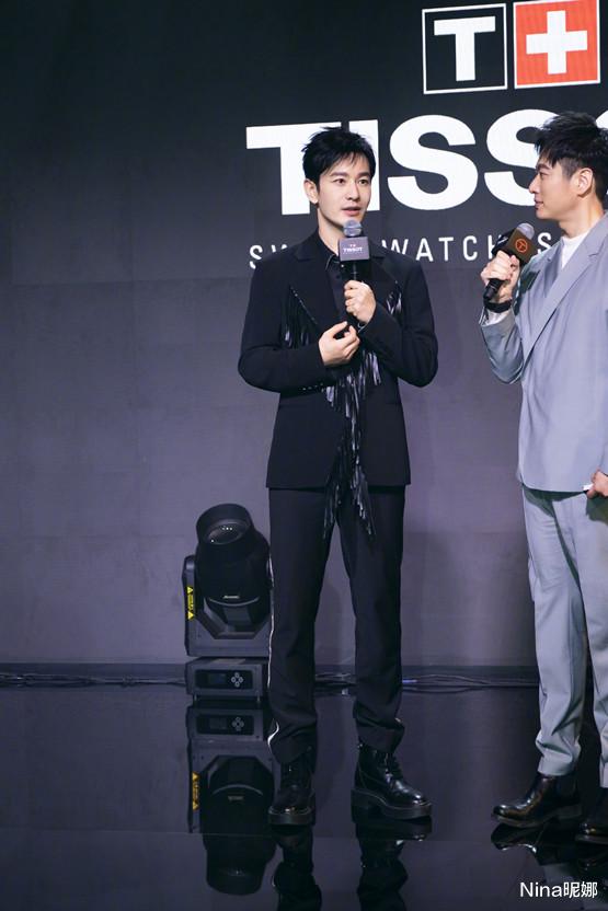 黄晓明|黄晓明偶像包袱太重！走机场脱绿色外套穿西装卡通衫，面对拍摄站定摆拍